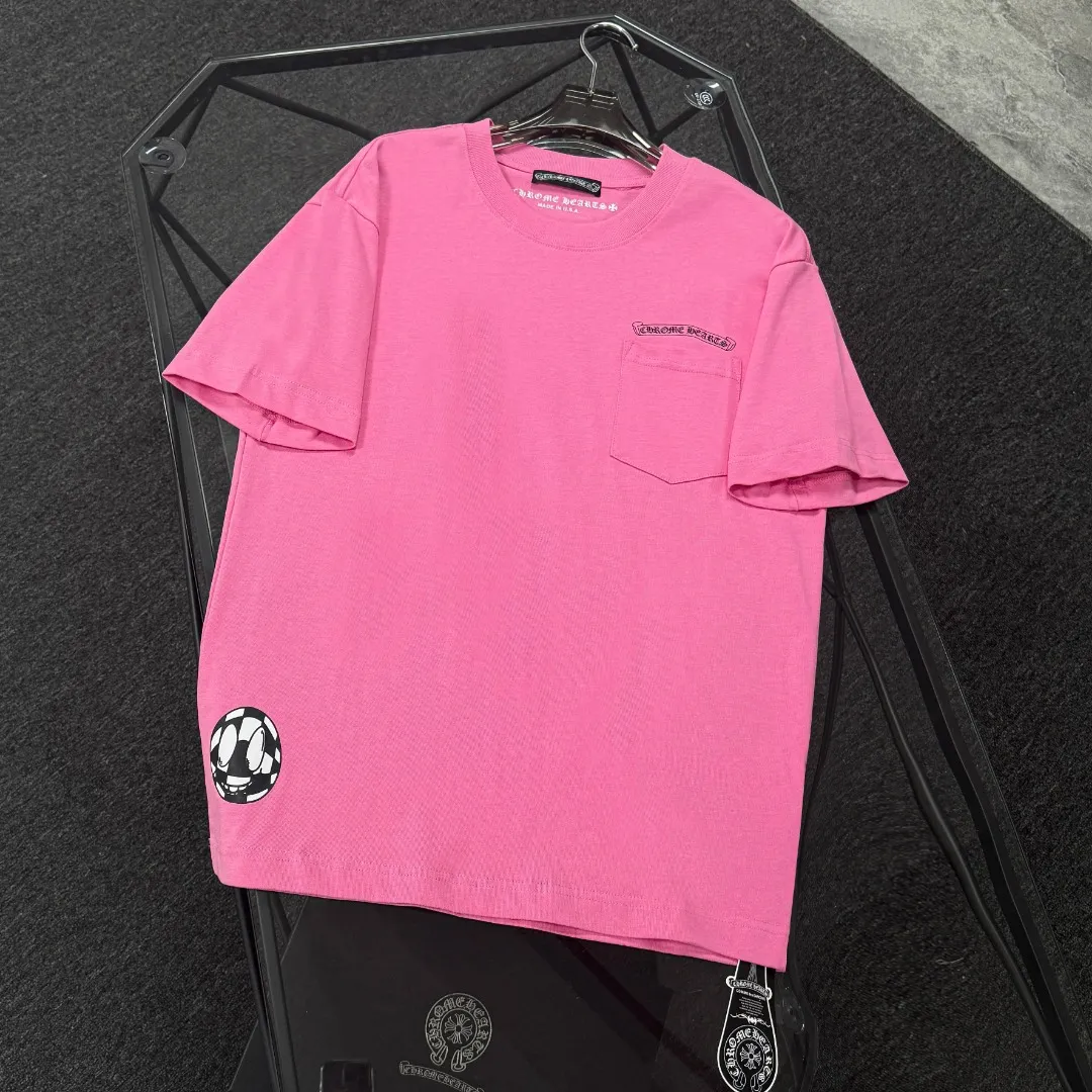 P170 Chrome Hearts Chrome Hearts 25 high version. The fabric is made of 300 grams of high-density cotton. It does not deform or shrink. It has three labels. It is the same style for men and women. Technology: digital printing. Color: white, black, pink. SIZE: S-XL